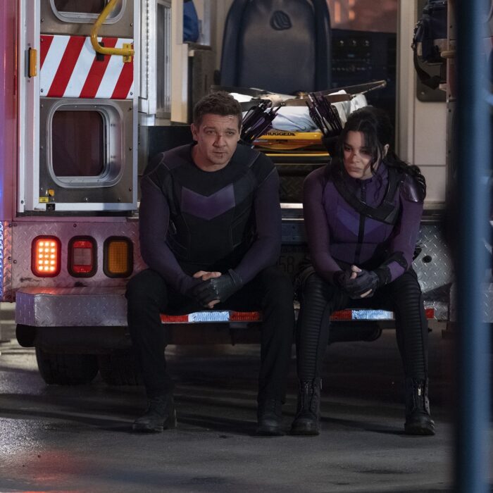 Clint Barton (Jeremy Renner) und Kate Bishop (Hailee Steinfeld) sitzen auf der hinteren Seite eines offenen Krankenwagen