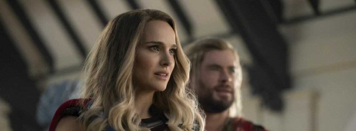 Beide Thor stehen nebeneinander in ihren Rüstungen. Mighty Thor Jane Foster im Vordergrund, Thor Odinson im Hintergrund