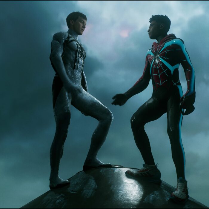 Eine Szene aus dem Süider-Man 2 game. Peter Parker und Miles Morales in ihren Superhelden Anzügen aber ohne Masken stehen auf einem Dach